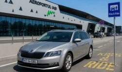 Mașină de închiriat în fața Aeroportului Iași, în zona Kiss & Ride, pentru serviciile Carpatian Rent a Car.