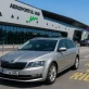 Mașină de închiriat în fața Aeroportului Iași, în zona Kiss & Ride, pentru serviciile Carpatian Rent a Car.